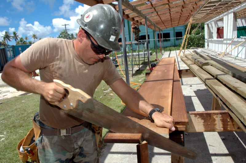 menuisier-LE THORONET-min_worker_construction_building_carpenter_male_job_build_helmet-893290